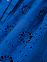 Robe d'été courte décontractée à manches courtes et col rabattu de couleur bleue brodée pour femmes