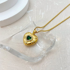 Bijoux faits à la main texturés en or 18 ct incrustés d'un pendentif en forme de <span class=keywords><strong>cœur</strong></span> en zircon émeraude <span class=keywords><strong>Le</strong></span> collier en acier inoxydable <span class=keywords><strong>ne</strong></span> se décolore <span class=keywords><strong>pas</strong></span> - Product Image 6