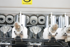 Nueva máquina de bandas de borde totalmente automática, canto recto biselado con funciones de ranurado y pegado para la producción de muebles - Product Image 4