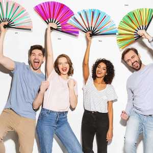 Grand éventail à main Guan Sen en bambou avec technique PVC, style musical peint - Product Image 3