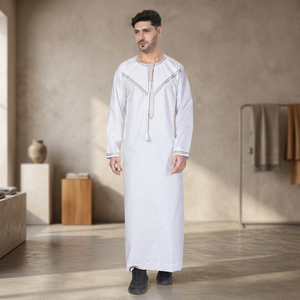 Thobe arabe blanc pour homme avec surpiqûres contrastées marron, robe traditionnelle omanaise à manches longues pour la prière musulmane et l'Aïd - Product Image 3