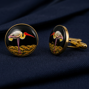 Boutons de manchette en laiton émaillé faits à la main du Rajasthan, motif cigogne, base noire, finition dorée, pour occasions formelles et mariages masculins - Product Image 6