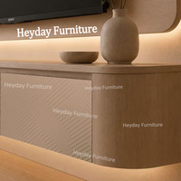 Console murale Cinewall Japandi incurvée, meuble TV flottant beige clair avec portes en relief 3D et panneau mural rétroéclairé par LED