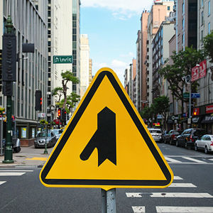 شخصية قابلة للطي إشارات المرور العاكسة علامة الشارع التخصيص لتعزيز السلامة على الطرق مع تصميم مثلث فريد - Product Image 1