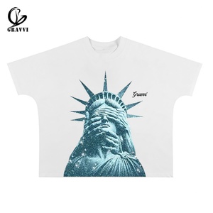 T-shirt en velours 100% coton surdimensionné de haute qualité GRAVVI avec motif personnalisé de la Statue de la Liberté, streetwear, art graphique pour hommes - Product Image 1