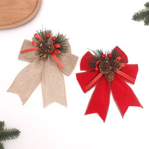 Ornement de Noël à suspendre pour sapin, nœud en ruban de velours et de toile de jute à carreaux, décoré de pommes de pin, baies rouges et aiguilles de pin - Product Image 5