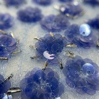 Tissu brodé de sequins et perles tubulaires motif fleur de prunier bleu marine, maille à sequins floraux, tissu personnalisé pour robes de soirée et sacs pour filles