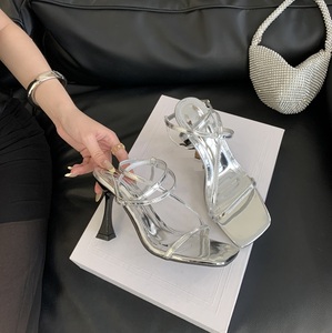 Sandalias de Tacón Abierto Doradas para Mujer, Diseño de Banda Estrecha, Nueva Moda Verano 2025 - Product Image 5