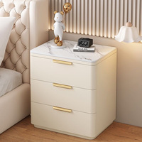 Table de chevet style crème à 3 tiroirs avec plateau en pierre frittée à veinage marbré, poignée dorée, vente directe usine et personnalisable, table de chevet intelligente