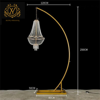 Support décoratif élégant au design moderne avec ornement de lustre pour décorations d'événements de mariage et de fête