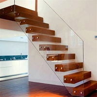 DAIYA — course d'escalier rouge, avec balustrade en verre trempé