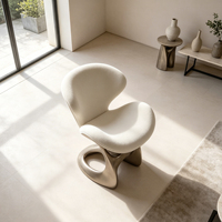 Fauteuil d'appoint sculptural en fibre de verre mat champagne avec revêtement en bouclette crème pour un intérieur moderne et artistique