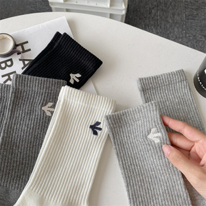 Chaussettes de sport décontractées en coton de haute qualité en gros, chaussettes de sport de marque, chaussettes en tricot à lettres, chaussettes en vrac - Product Image 2