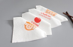 Serviettes de table jetables de luxe en papier noir avec logo personnalisé, finition gaufrée et impression sérigraphique pour restaurants, vente en gros - Product Image 4