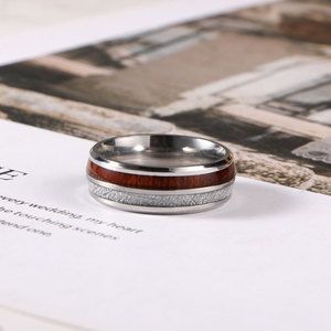 Anillo de Acero de Titanio Pulido con Incrustaciones de Fibra de Carbono y Madera de Acacia, Diseño Geométrico, Anillo de Boda Unisex SA1226-27 - Product Image 3