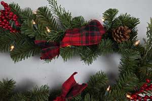 Guirnalda Navideña Artificial de PVC Verde de Buena Calidad, 6 Pies, con Bayas Rojas y Piñas, Corona Navideña - Product Image 5