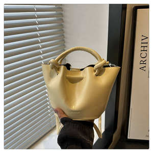 Bolso de mano multifuncional de PU con acabado de cera al aceite, estilo coreano minimalista, muy vendido y a la moda. - Product Image 3