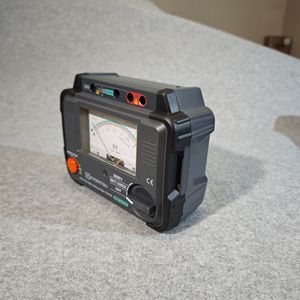 Mégohmmètre à aiguille haute précision KYORITSU KEW3121B 2500V pour la mesure de la résistance d'isolement des câbles de moteurs haute tension - Product Image 1