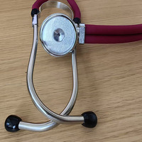 Stéthoscope médical professionnel de qualité supérieure à double tête en acier inoxydable et en plastique