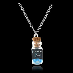 Collana con Ciondolo in Metallo Ispirata a Breaking Bad, Bottiglia con Tappo in Sughero e Cristallo Azzurro, Gioiello per Uomo e Donna - Product Image 2