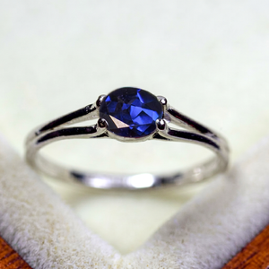 Bague Solitaire Ovale Délicate en Saphir Bleu Pierre de Naissance de Septembre pour Femme, en Argent Sterling Massif 925, pour Fiançailles, Promesse ou Cadeau - Product Image 1