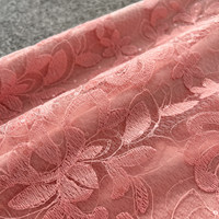 Robe longue en jean élégante rose à fleurs brodées avec col à revers et manches longues, ceinture à la taille, pour femme, idéale pour les fêtes et le quotidien