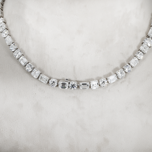 Collier en or blanc 18 carats de luxe très demandé avec diamants ronds et émeraudes, disponible à un prix abordable - Product Image 4