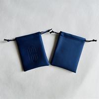 Petites pochettes en tissu simili cuir de luxe personnalisées avec cordon de serrage, mini sacs cadeaux pour bijoux, sacs anti-poussière avec logo en relief