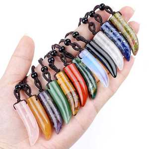 Collier pendentif en corne de cristal naturel tressé à la main, forme dents de loup, 37 mm, style vintage, avec pierre précieuse de guérison et corde tressée tribale - Product Image 1