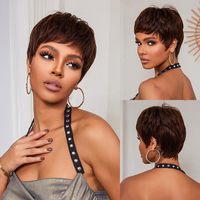 Vente en gros de cheveux colorés en fibre de qualité supérieure perruque courte et moelleuse à couverture complète simulée pour femme bouclée