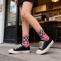 Prix d'usine, chaussettes décontractées épaisses respirantes antidérapantes pour femmes, chaussettes en tricot à carreaux colorées à la mode, usage quotidien