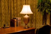 Lampe de table LED vintage en forme d'urne, détails de sculpture complexes, alimentation CA, intensité réglable, lampe décorative traditionnelle, abat-jour en métal et tissu