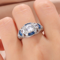 Bague de fiançailles de luxe victorienne en laiton plaqué platine à trois pierres, zircone cubique bleu royal et blanc, bijoux d'anniversaire antiques
