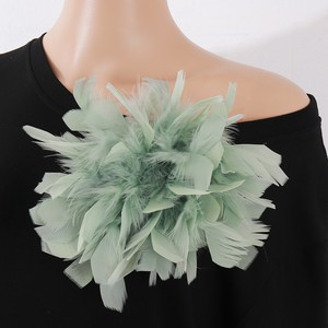 Neue 16cm Feder Große Blumen-Brosche für Damen Handgefertigtes Feder-Accessoire für Vielseitige Outfits - Product Image 1