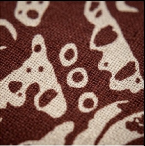 ผ้าพิมพ์ลายเรขาคณิตนามธรรมสีแดงคุณภาพดีเยี่ยม เนื้อผ้าวิสโคสเครปเนื้อนุ่มพลิ้วเบาสบาย ระบายอากาศได้ดี เหมาะสำหรับตัดเย็บเสื้อผ้าฤดูร้อน - Product Image 2