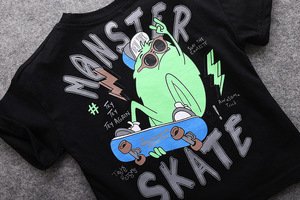 Pyjamas d'été en jean pour enfants, comprenant une chemise noire à motifs et un short en jean - Product Image 3