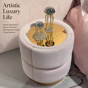 Mesita de Noche Redonda de Terciopelo con Base Dorada y Almacenamiento, Diseño Italiano de Lujo, Muebles Modernos para Dormitorio, para Apartamentos y Hoteles - Product Image 1