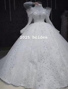 Abito da Sposa da Principessa a Stile Ball Gown con Maniche Lunghe e Scintillanti Strass di Cristallo con Scollo Alto Trasparente e Design con Spalle Scoperte - Product Image 4