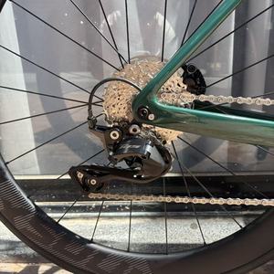 7.5 KG |   Bicicleta de Carretera de Fibra de Carbono Kozo, Venta Directa de Fábrica, <span class=keywords><strong>Shimano</strong></span> 105 24s, Frenos de Disco Hidráulicos, OEM CE T1000 - Product Image 2