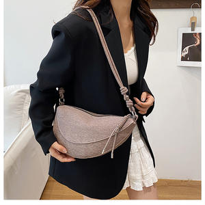 กระเป๋าสะพายข้างผู้หญิงทรงเดนิมสุดหรู ดีไซน์เก๋ไก๋ ทันสมัย แบบสะพายไหล่หรือถือใต้วงแขน - Product Image 1