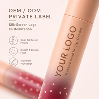 Brillo Labial en Tubo Degradado OEM/ODM, Etiqueta Privada, Venta al por Mayor, Fórmula Cremosa Rojo Baya con Partículas, Tapa Color Durazno Mate, Base de Vidrio