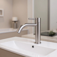 Robinet de lavabo moderne en acier inoxydable brossé à montage sur pont, mélangeur d'eau chaude et froide pour salle de bain d'hôtel et villa