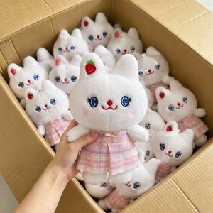 ตุ๊กตา<span class=keywords><strong>แมว</strong></span>สตรอว์เบอร์รี่ขนาด 8 นิ้ว แบบสั่งทำ OEM ขายส่ง ตุ๊กตาผ้าพลัฌ ชุดลายสก็อต ของชำร่วยงานปาร์ตี้ ของขวัญเด็ก ของขวัญสำหรับร้านขายของขวัญ - Product Image 1