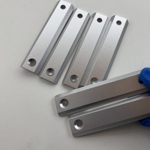 Pièces en alliage d'aluminium usinées avec précision sur commande numérique (CNC) - Pièces d'usinage par fraisage CNC - Product Image 3