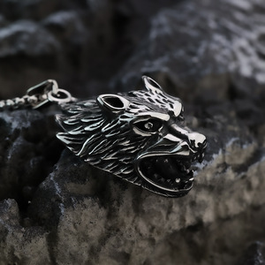 Yunnique – collier avec pendentif tête de loup en acier inoxydable pour hommes, style Hip Hop Viking, forme animale, design géométrique, bijoux à la mode - Product Image 2