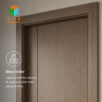 Porte intérieure moderne et simple pour maison, en composite, étanche, avec finition sculptée et décoration à lignes noires.