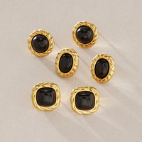 Boucles d'oreilles clous rondes J&D Designer Vintage Automne Hiver en résine, plaqué or 18 carats PVD, acier inoxydable, résine ambrée noire