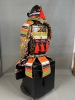 Costume de guerrier samouraï en fer grandeur nature avec Kabuto, lettrage découpé au die-cut et impression typographique à motifs traditionnels pour musée et cosplay
