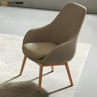 Chaise moderne pour une personne en cuir minimaliste de luxe léger avec pied en bois pour salle à manger ou chambre à coucher loisirs nordiques
