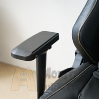 Chaise de jeu Monster Modern Luxury, structure en acier 1,2 mm, cuir noir avec surpiqûres dorées, appui-tête magnétique, siège large